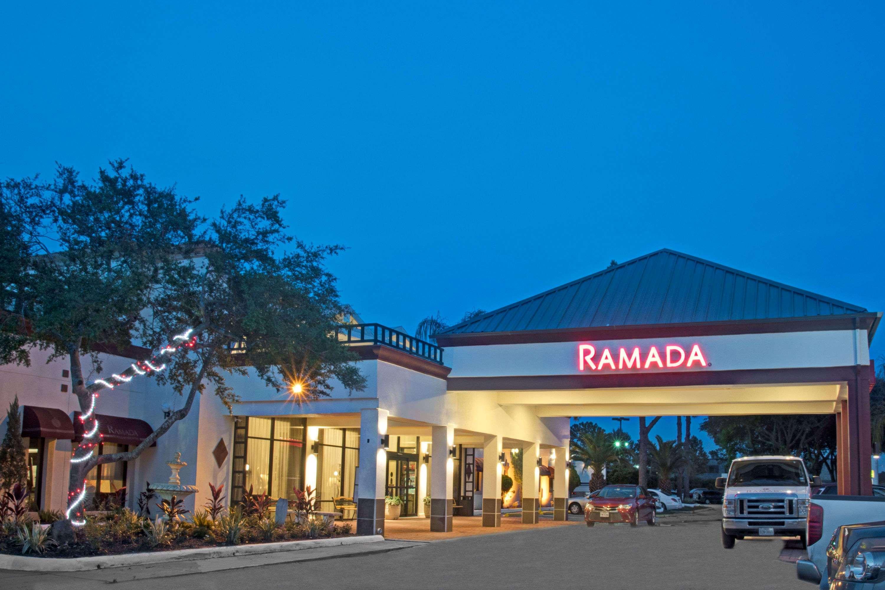 Hotel Ramada By Wyndham Houston Intercontinental Airport East Humble Esterno foto